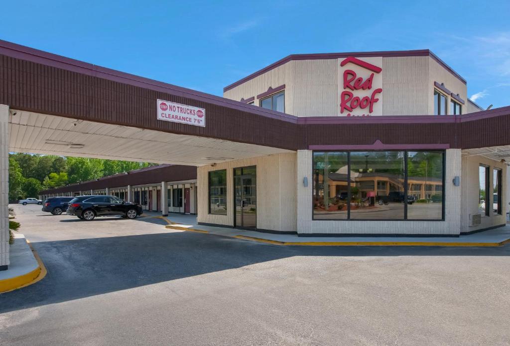 un supermercado de techo rojo con un coche aparcado delante en Red Roof Inn Dillon, SC, en Dillon