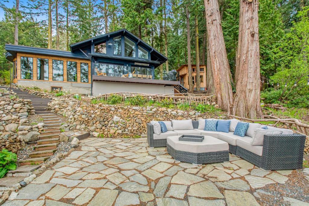 a house in the woods with a couch in the yard at Haven on Hilltop in Lopez