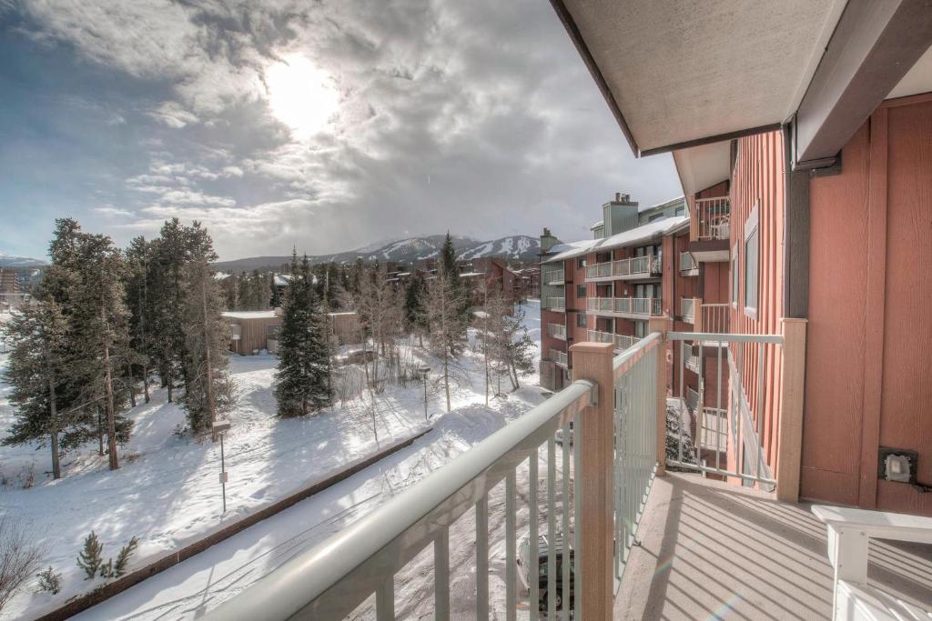 - un balcon d'un immeuble avec de la neige au sol dans l'établissement Breckenridge Ski Hideaway, à Breckenridge