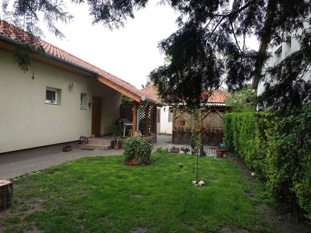 Vonkajšia záhrada v ubytovaní Holiday home in Siofok - Balaton 42696