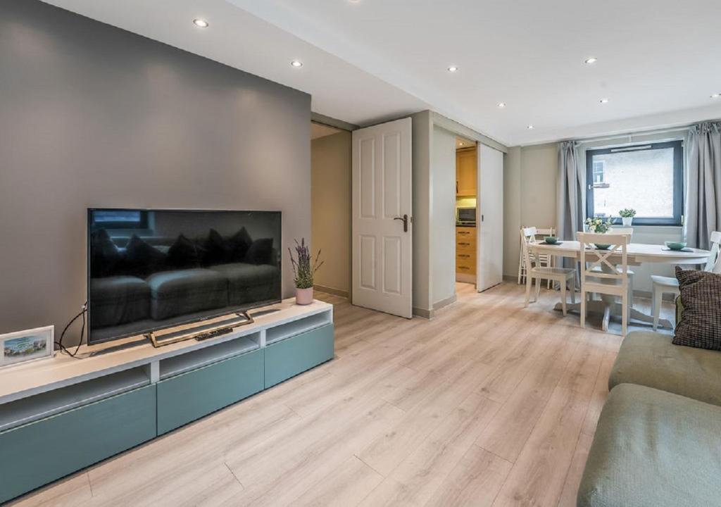 Heart of Edinburgh's Old Town Modern 2 Bedroom Apartment & Lift Old