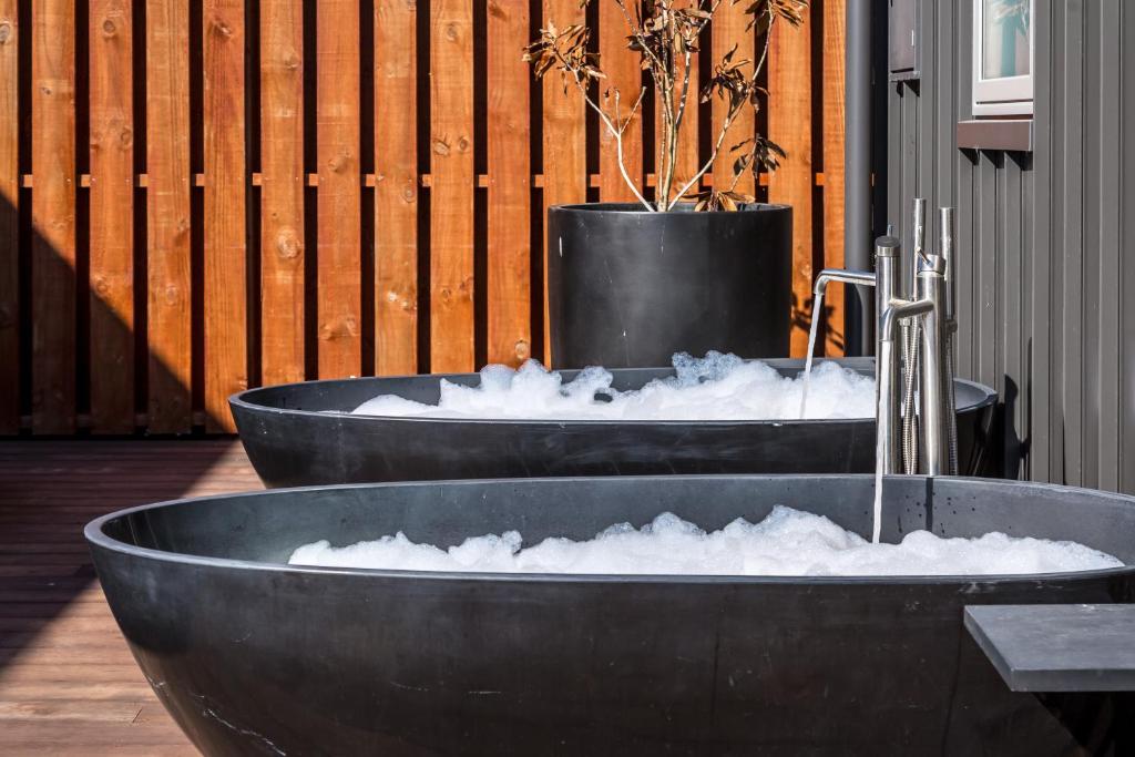 dos bañeras de metal llenas de nieve junto a una planta en Pinot Paradise en Martinborough 
