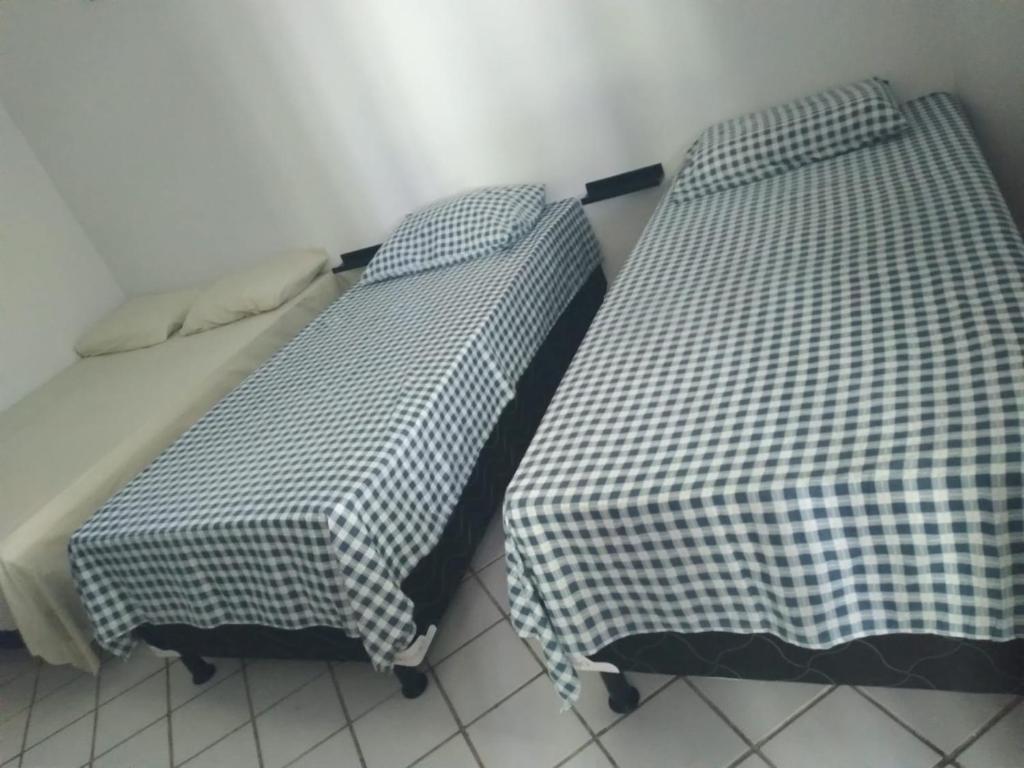 duas camas sentadas uma ao lado da outra num quarto em Porto Canoa próximo a praia Canoa Quebrada Apto 111 Creta Aracati CE em Aracati