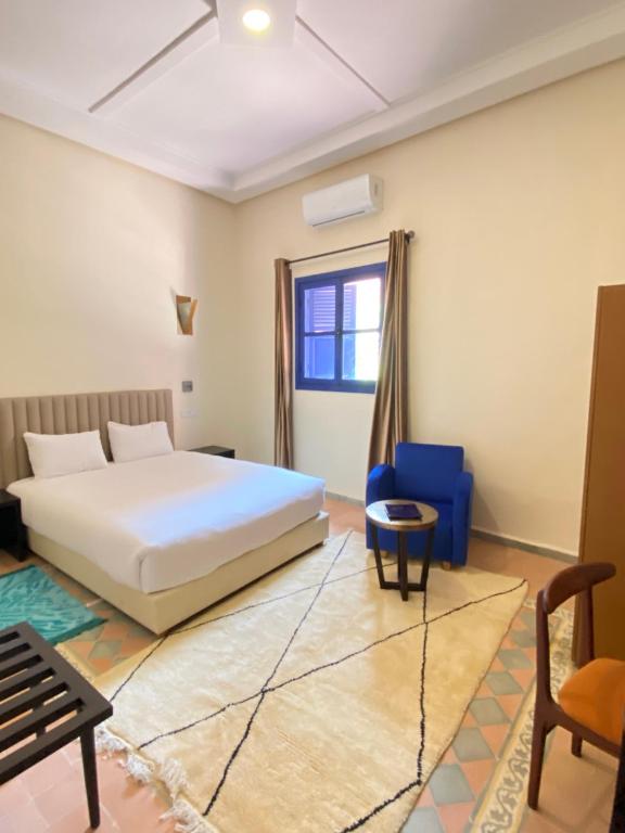 Comfy Colonial Apartments - Apartment With Pool View