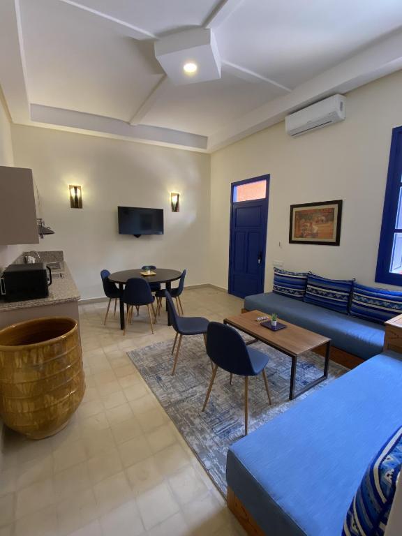 Comfy Colonial Apartments — photo 6