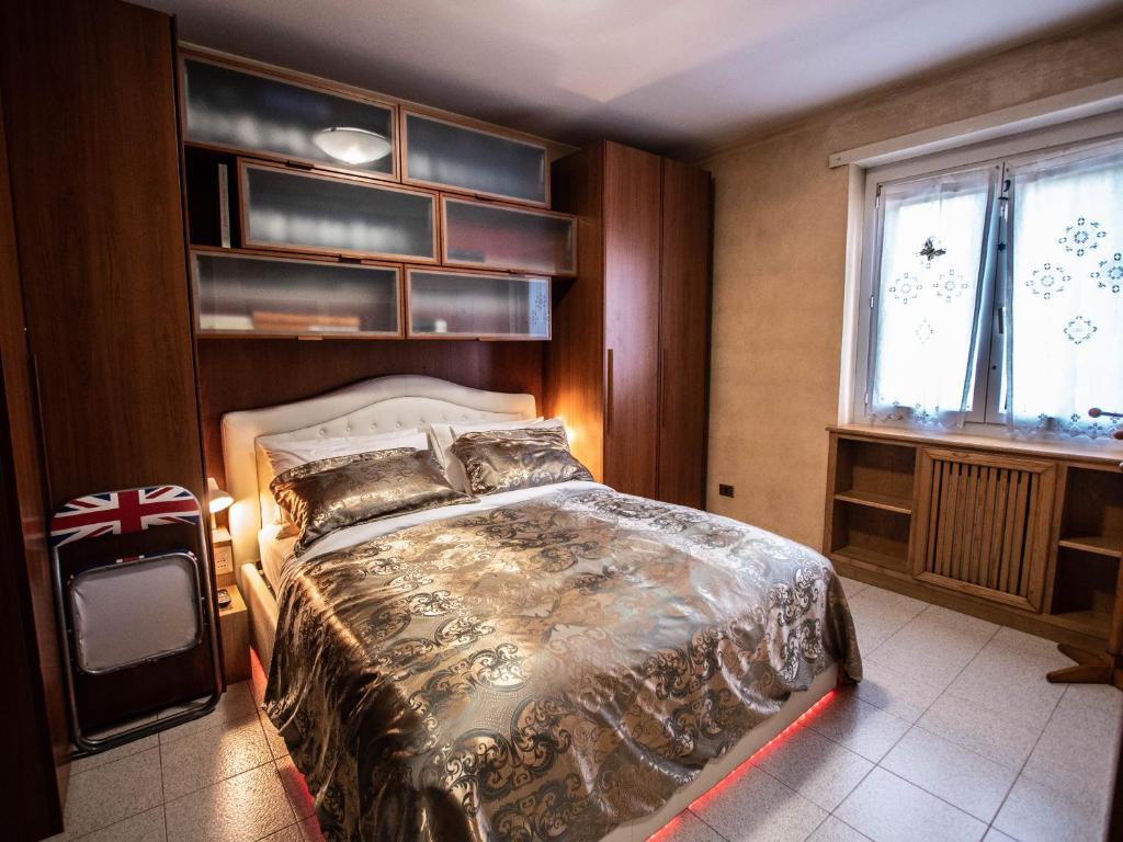 1 dormitorio con cama y ventana en F&G House - Relax, Cultura e Divertimento., en Rivoli