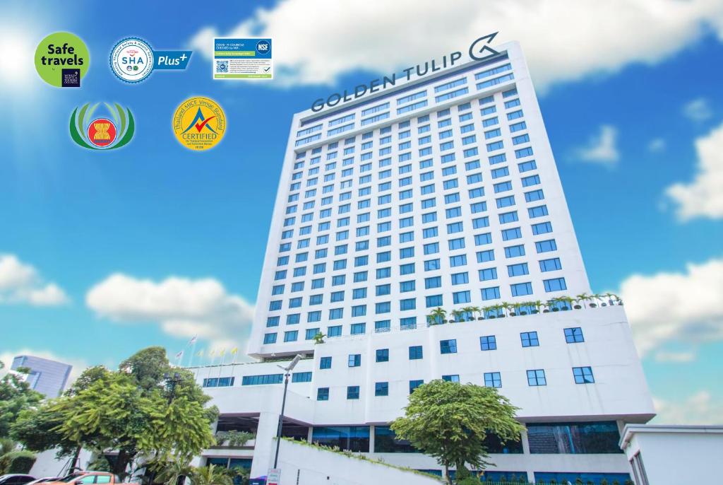 un edificio con un cartello sul lato di Golden Tulip Sovereign Hotel Bangkok a Bangkok