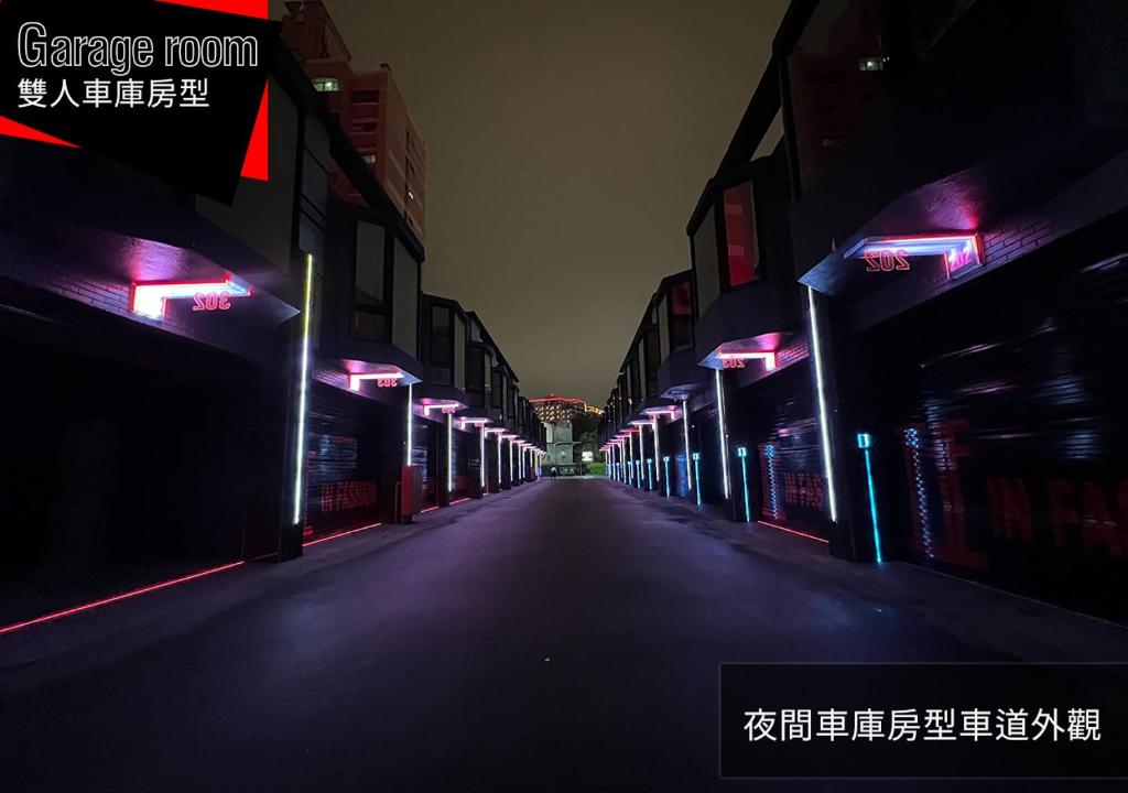 pusta alejka z fioletowymi światłami w mieście w obiekcie If Motel In Fashion w mieście Taoyuan