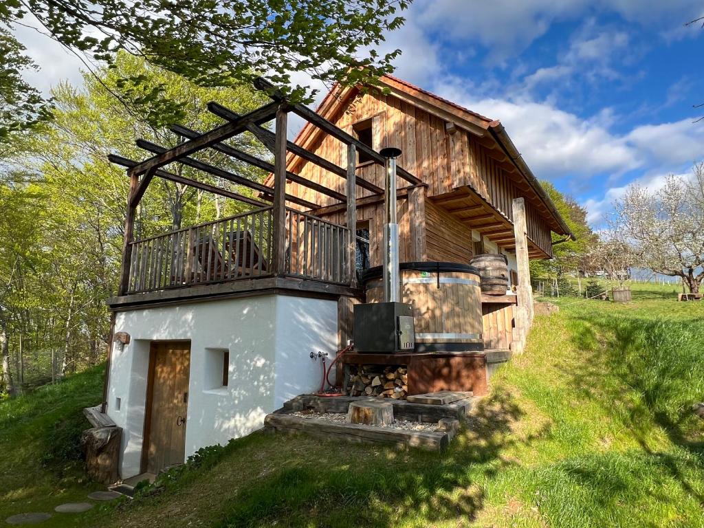 Una pequeña casa con un balcón en el lateral. en Kellerstöckl Hütter, en Güssing