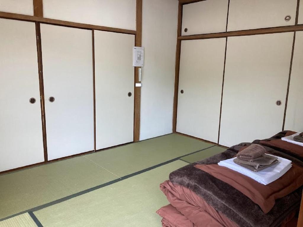 Postel nebo postele na pokoji v ubytování ゲストハウス尾道ポポー Guesthouse Onomichi Pawpaw