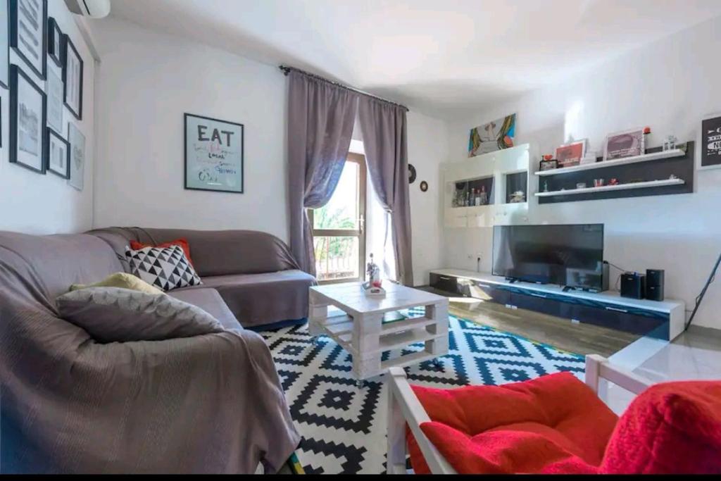 uma sala de estar com um sofá e uma mesa em Apartment A&T Countryside em Cilipi