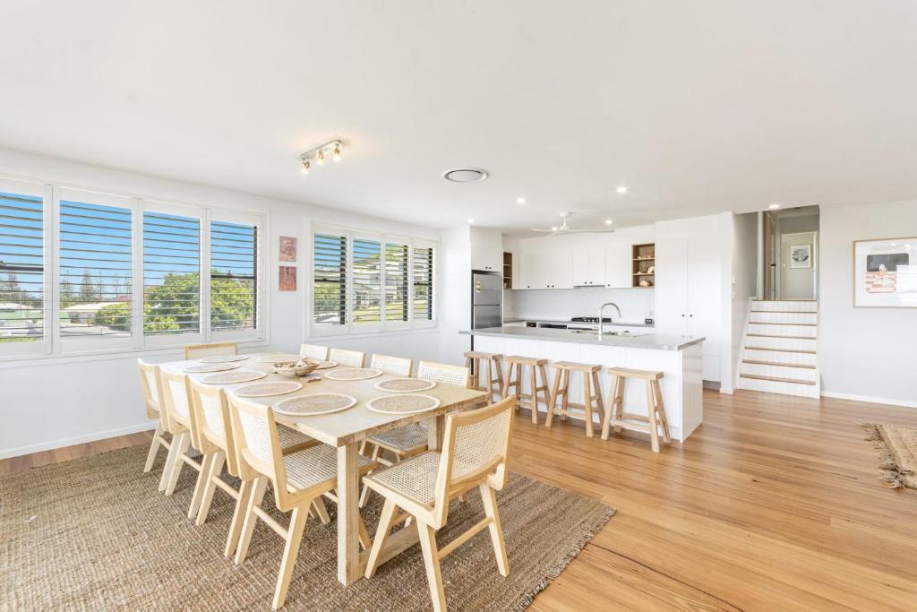 Cowrie House - Spacious, Modern holiday home - Housity