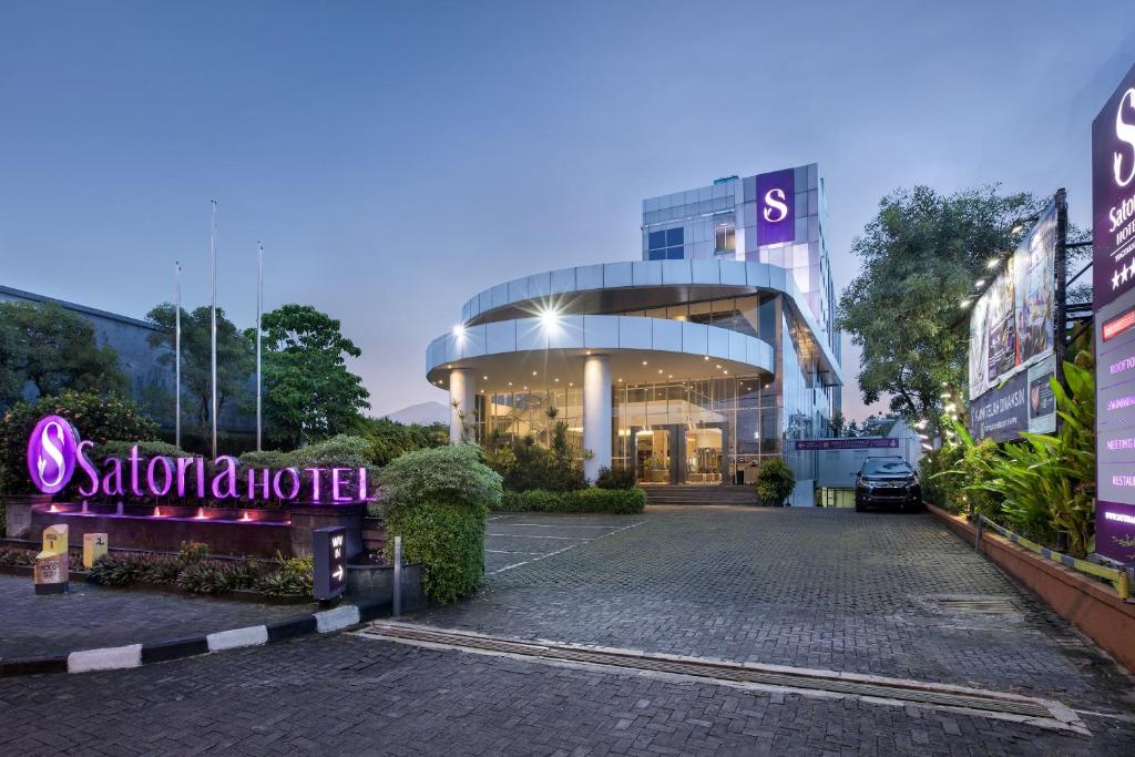 un edificio con una señal delante de él en Satoria Hotel Yogyakarta - CHSE Certified, en Yogyakarta