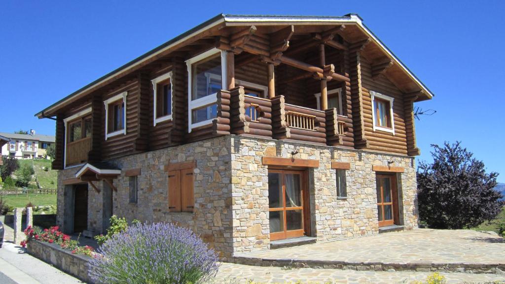 Zénitude: Superbe chalet baigné de soleil في فون-رومو-أوديللو-فيا: منزل خشبي فوقه شرفة