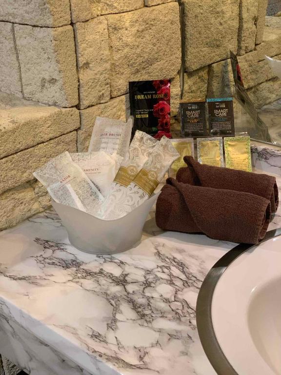 Jedzenie w hotelu miłości lub w pobliżu