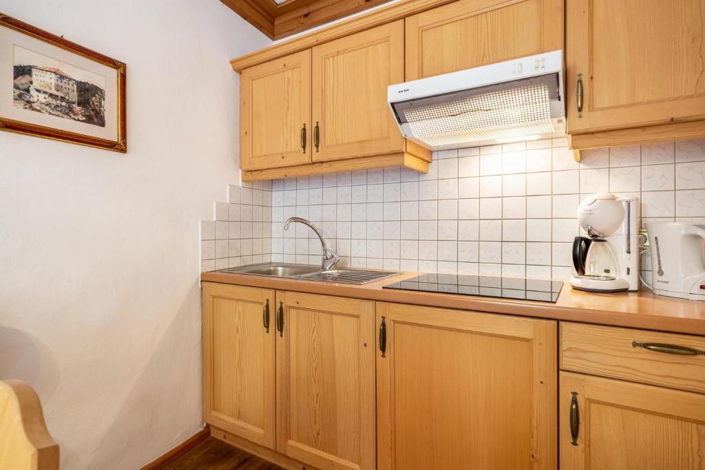A kitchen or kitchenette at Ansitz Gurtenhof O v Wolkenstein