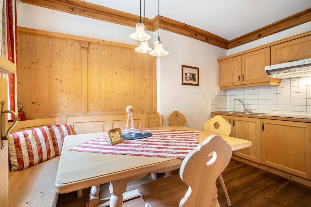A kitchen or kitchenette at Ansitz Gurtenhof O v Wolkenstein