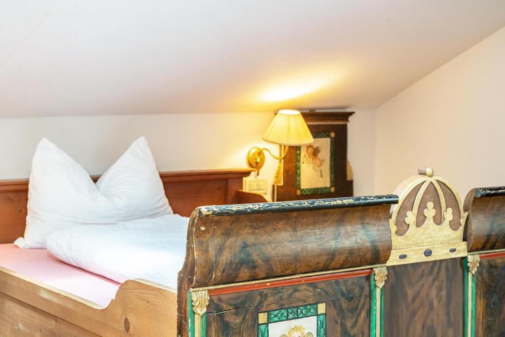 A bed or beds in a room at Ansitz Gurtenhof O v Wolkenstein
