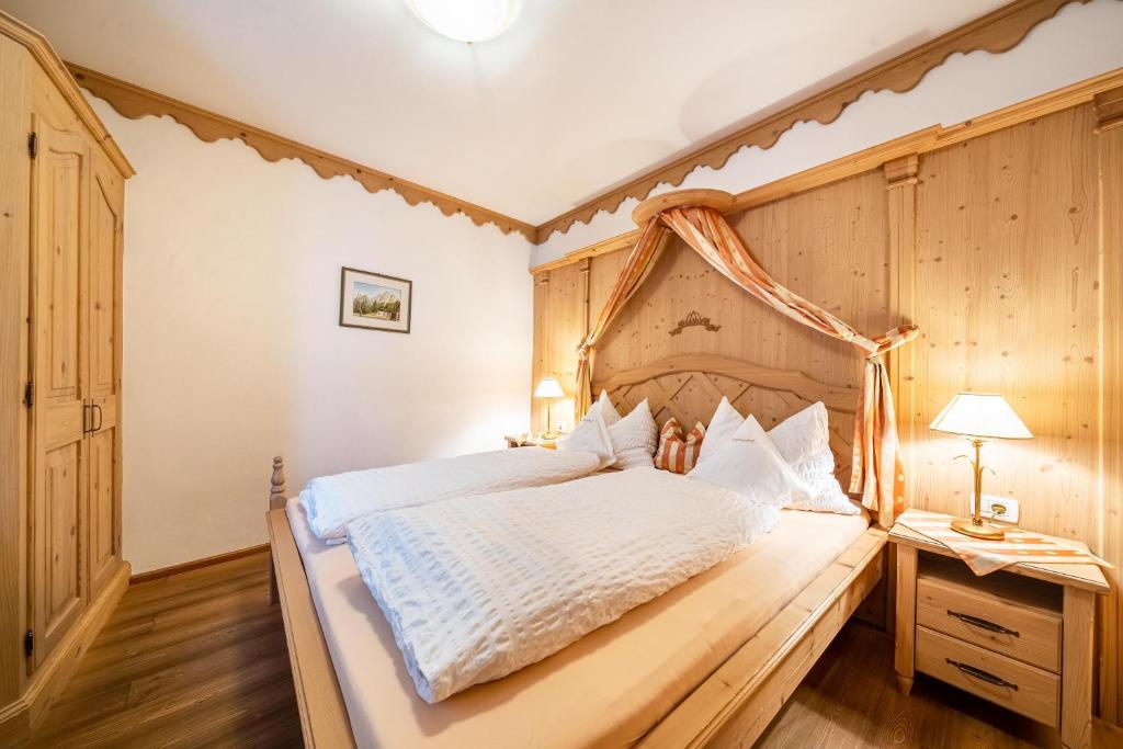A bed or beds in a room at Ansitz Gurtenhof O v Wolkenstein