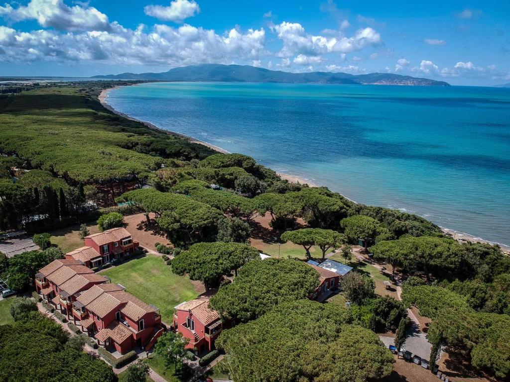 una vista aérea de una casa junto al océano en Residence Pineta, en Albinia