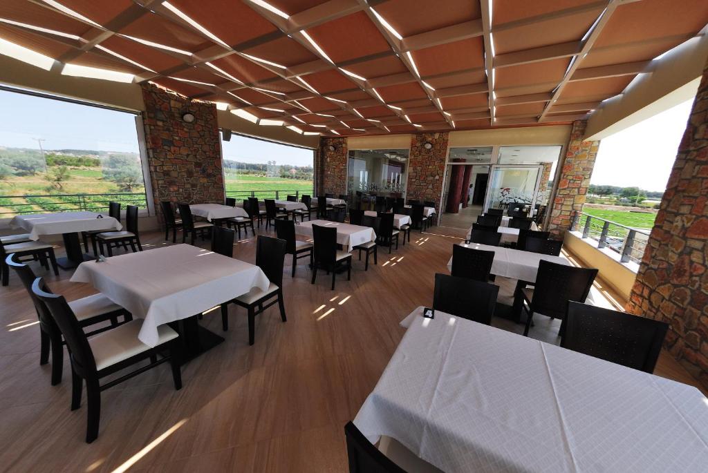 Restaurace v ubytování Antonios Village Hotel & Apartments