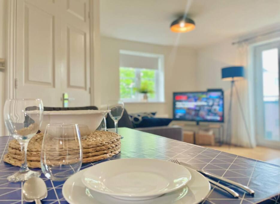TV a/nebo společenská místnost v ubytování Lovely 2-Bedroom Bristol Apartment. FREE PARKING.