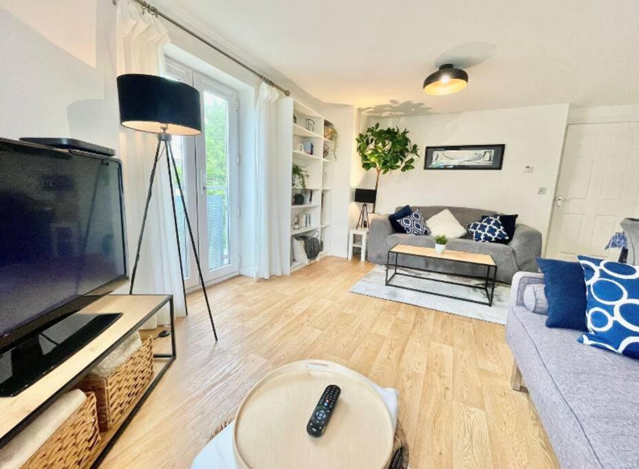 TV a/nebo společenská místnost v ubytování Lovely 2-Bedroom Bristol Apartment. FREE PARKING.