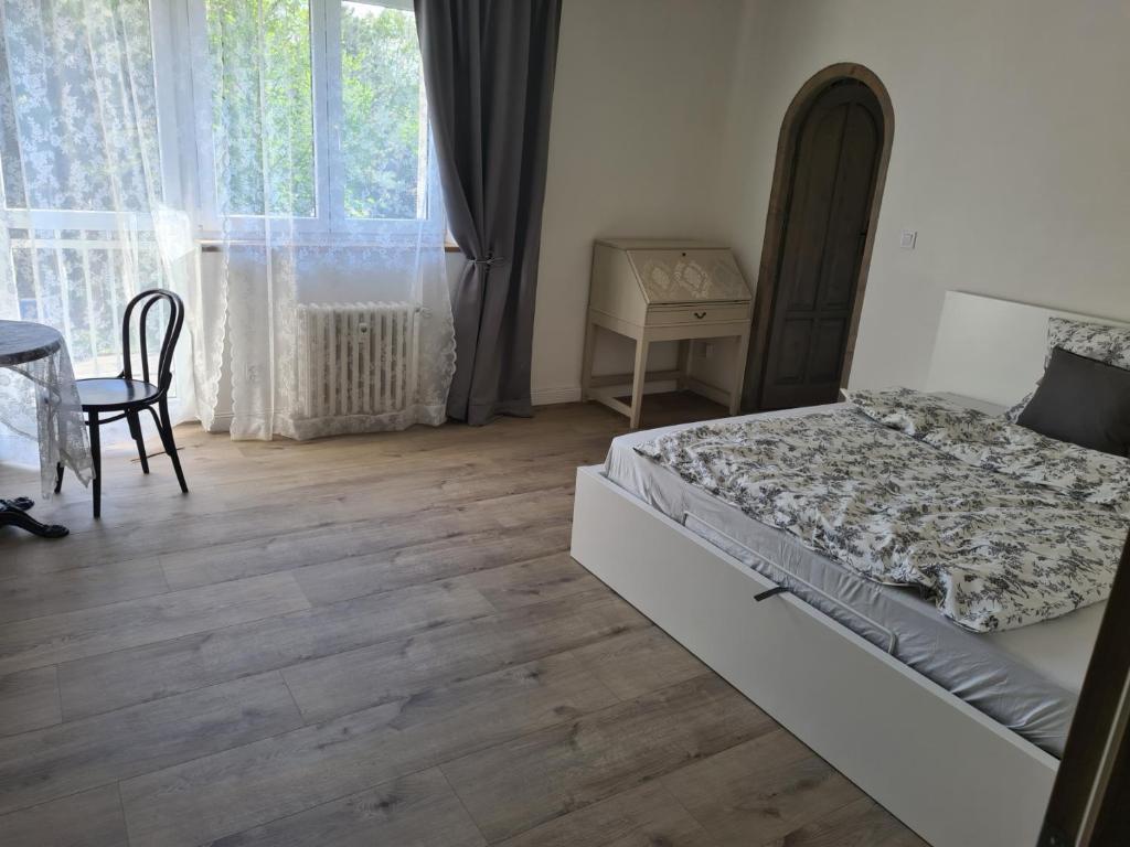Postel nebo postele na pokoji v ubytování Airport Rooms