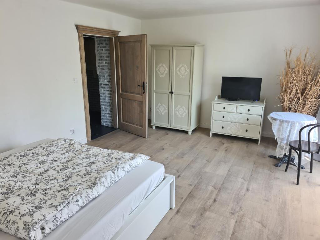 TV a/nebo společenská místnost v ubytování Airport Rooms