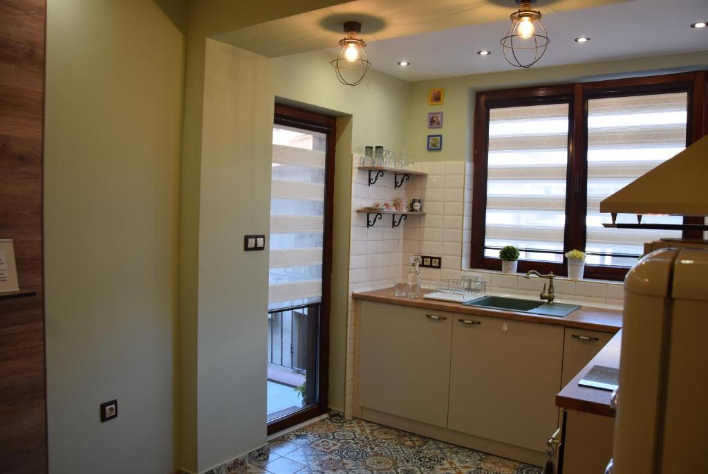 uma cozinha com um lavatório e uma janela em Boutique House Belevi em Nessebar