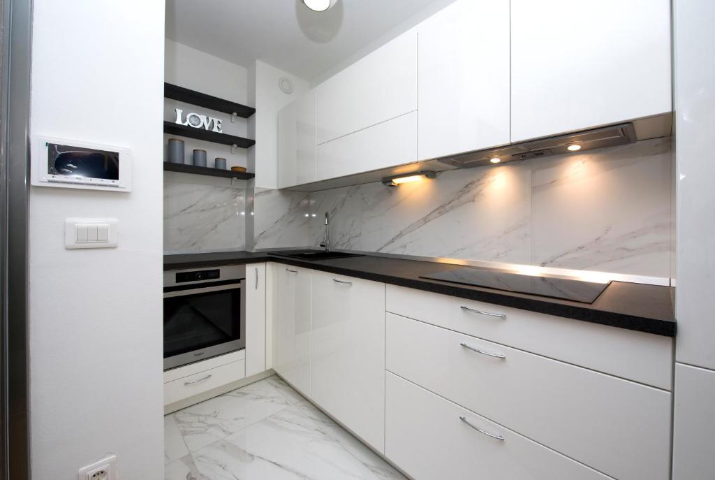 Kuchyňa alebo kuchynka v ubytovaní Apartman Eni