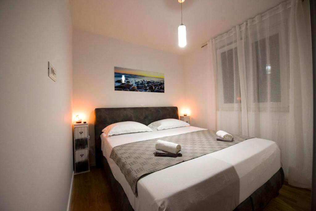 Posteľ alebo postele v izbe v ubytovaní Apartman Eni