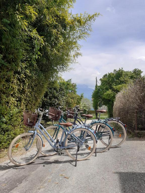 Una fila de bicicletas estacionadas una al lado de la otra. en Maison proche lac, vélos, parking, en Sévrier