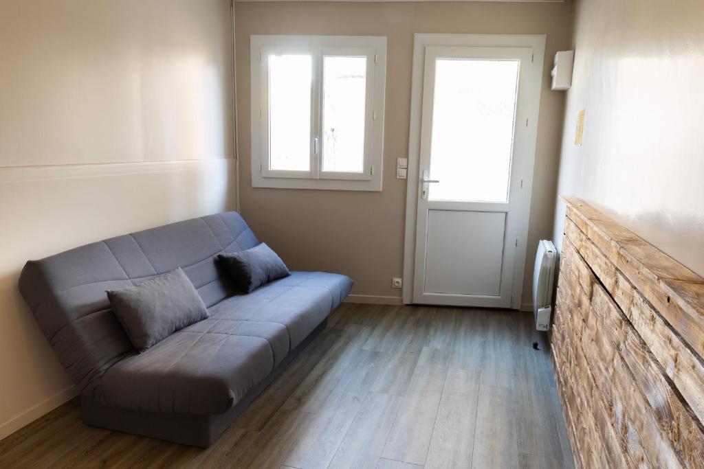 a living room with a couch and a window at Le Petit Mondi in Mareuil-sur-Cher
