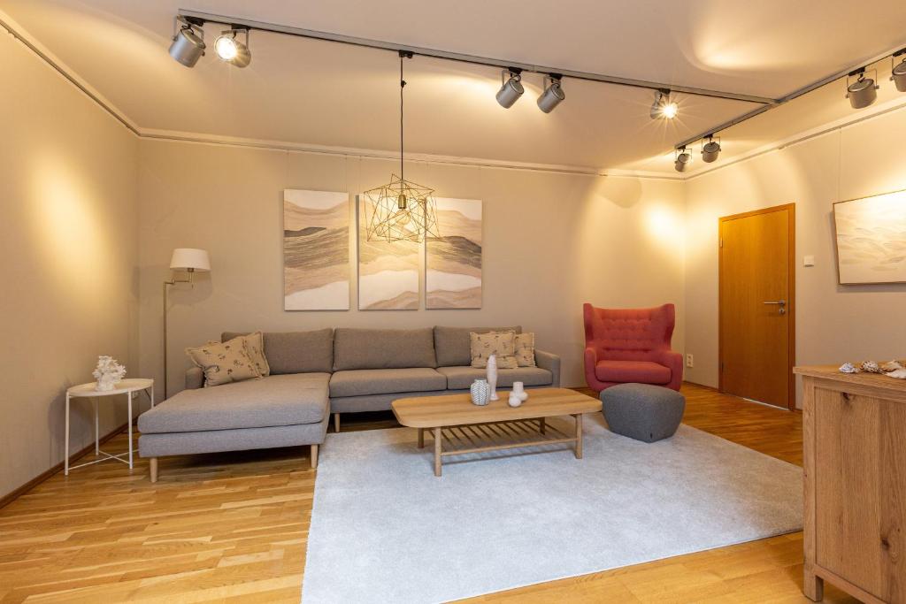 una sala de estar con un sofá y una mesa en Strandleben - Galerie Nummer 13, en Ahrenshoop