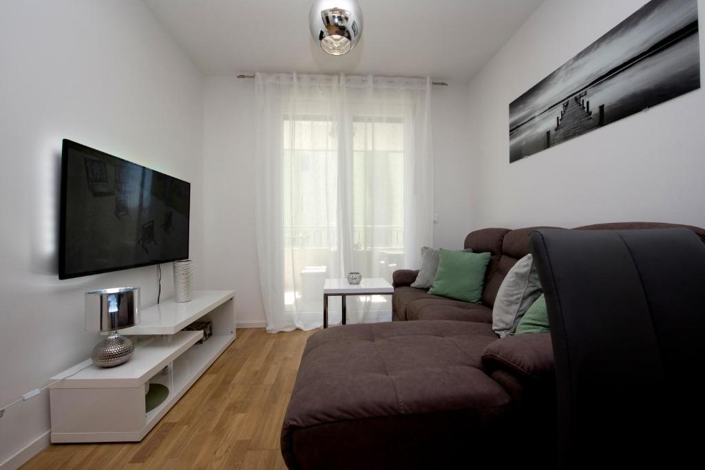 Televízia a/alebo spoločenská miestnosť v ubytovaní Apartman Eni
