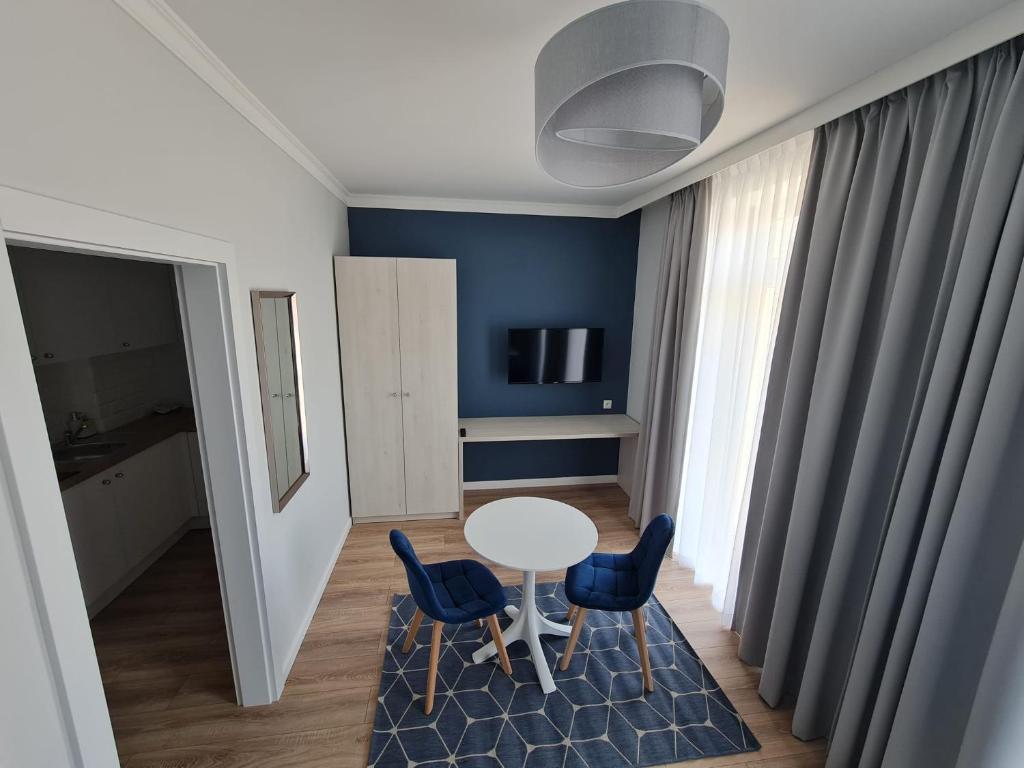 Televízia a/alebo spoločenská miestnosť v ubytovaní Villa Babette - PARKING, Wi-Fi, sprzatanie - wszystko w cenie!