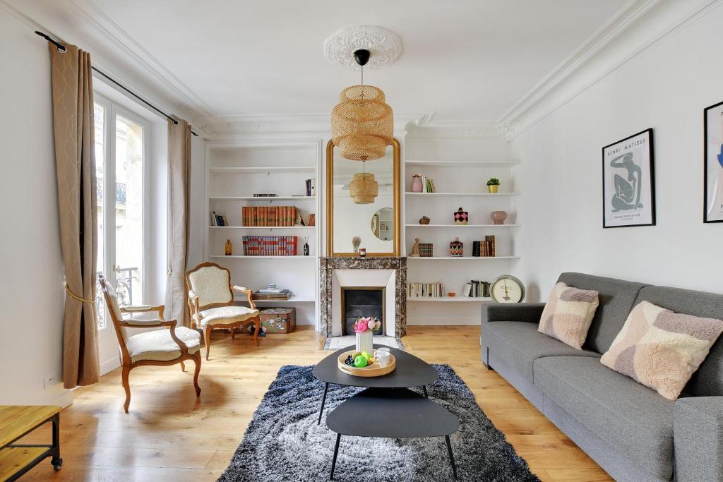 un salon avec un canapé et une table dans l'établissement Exclusive apartment - 1BR-4P - Arc de Triomphe, à Paris