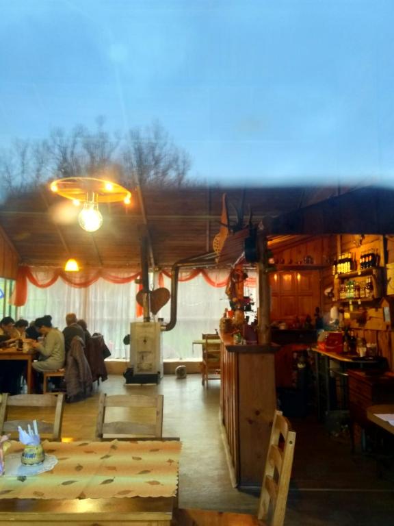 Reštaurácia alebo iné gastronomické zariadenie v ubytovaní Altana całoroczna Vira numer 7 Herbergerówka Agroturystyka na wsi