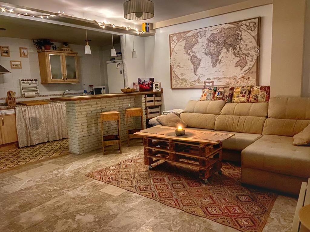 ein Wohnzimmer mit einem Sofa und einem Tisch in der Unterkunft La casa de Payán con parking gratuito! in Camas