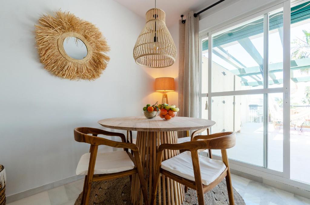 Fotografia z galérie ubytovania StayatSas Luxe App vlakbij strand, 80 m2 terras, grote zwembaden Marbella v Marbelli