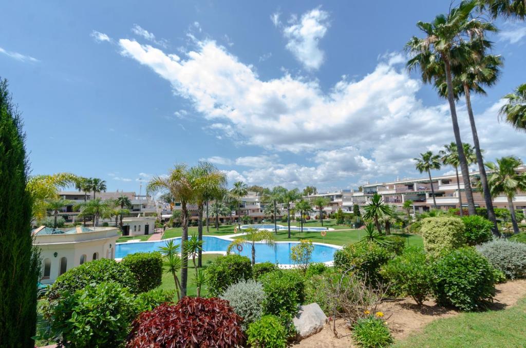 Bazén v ubytovaní StayatSas Luxe App vlakbij strand, 80 m2 terras, grote zwembaden Marbella alebo v jeho blízkosti