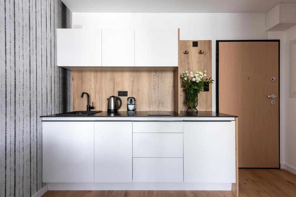 Kuchyňa alebo kuchynka v ubytovaní InPoint Apartments G11 near Old Town & Kazimierz District & Parking Option