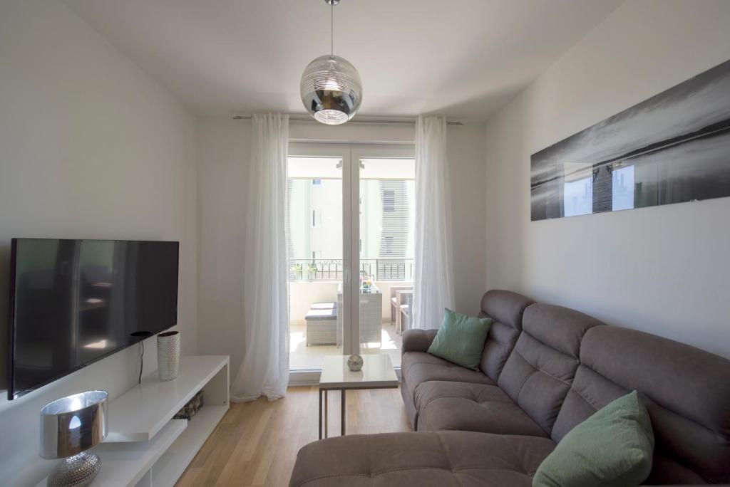 Televízia a/alebo spoločenská miestnosť v ubytovaní Apartman Eni