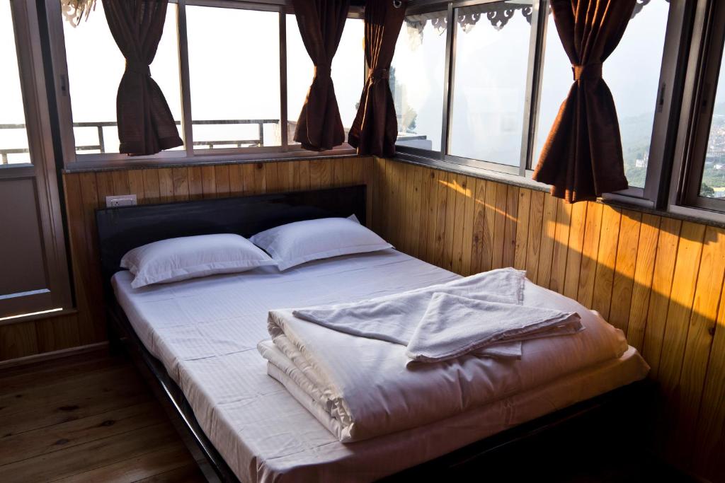 the DEW DROP HOME STAY - Sala Familiar Con Vista A La Montaña