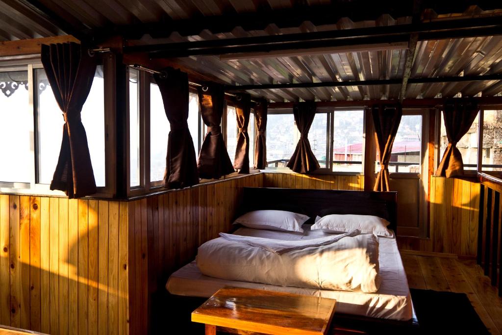 Postel nebo postele na pokoji v ubytování the DEW DROP HOME STAY