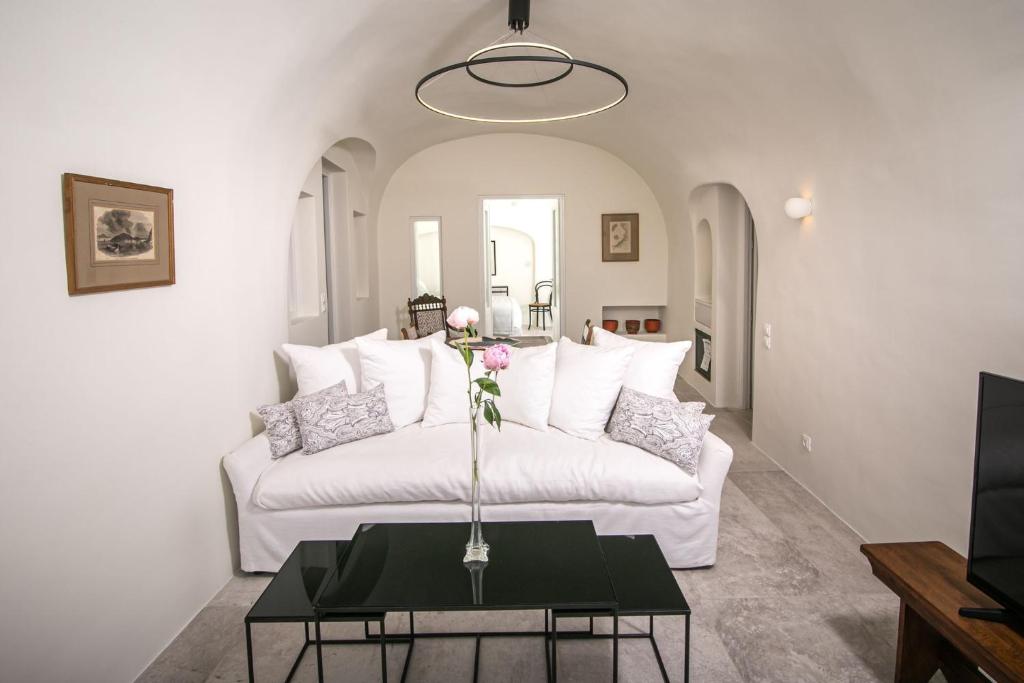 Część wypoczynkowa w obiekcie Aloia Villas Santorini Two Bedroom Villa With Outdoor Hot Tub Spyros Demi