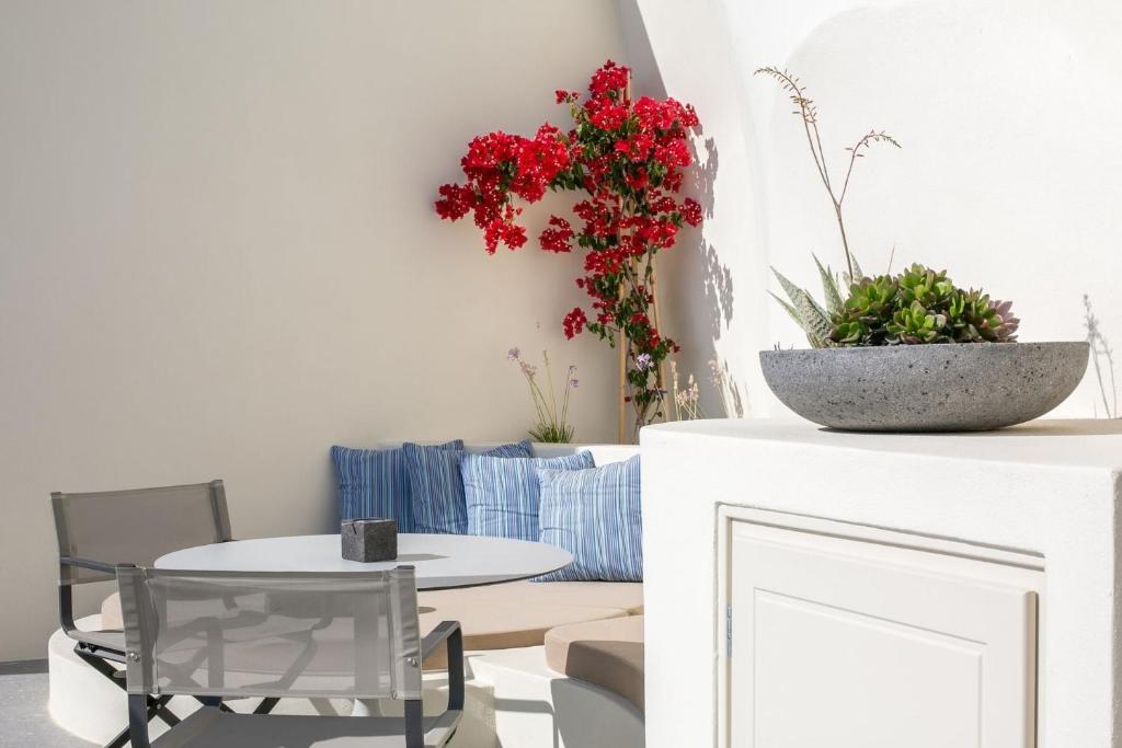 Część wypoczynkowa w obiekcie Aloia Villas Santorini Two Bedroom Villa With Outdoor Hot Tub Spyros Demi