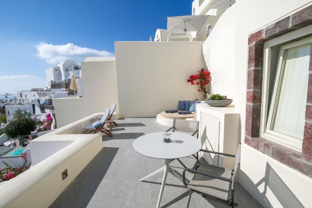 Balkon lub taras w obiekcie Aloia Villas Santorini Two Bedroom Villa With Outdoor Hot Tub Spyros Demi