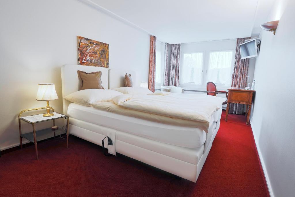 Postel nebo postele na pokoji v ubytování Hotel & Spezialitätenrestaurant zur Linde